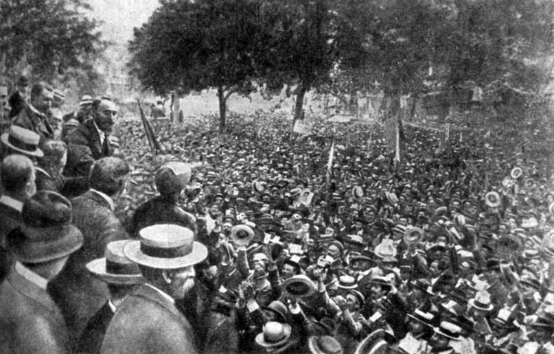 Митинг в Монпелье 9 июня 1907 г. Выступает Марселей Альбер - один из организаторов движения виноделов. Фотография.