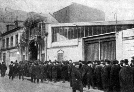 Бастующие почтово-телеграфные служащие направляются на собрание в Тиволи. Фотография. 1909 г.