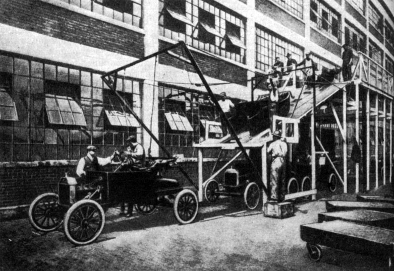 Сборка автомобилей на заводе Форда. Фотография. 1913 г. 