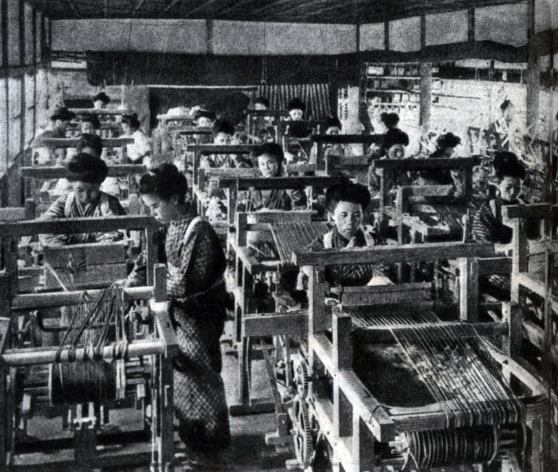 Ткацкий цех на текстильной фабрике. Фотография. Начало XX в.