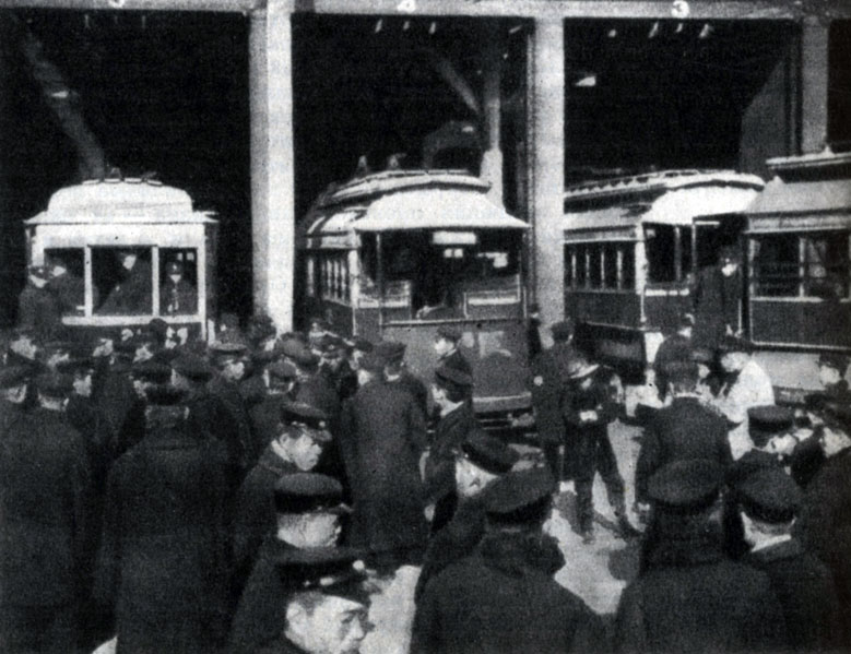 Забастовка трамвайщиков в Токио. Фотография. 1911 г. 