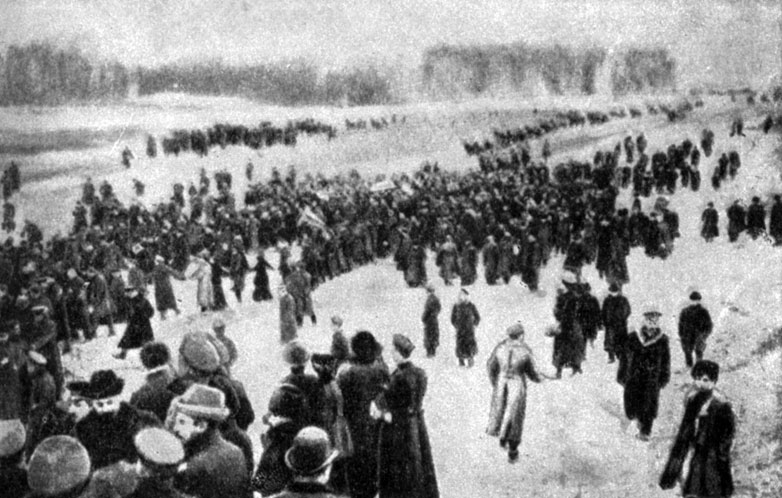 Траурное шествие с гробом Л. Н. Толстого, направляющееся со станции Козлова-Засека в Ясную Поляну. Фотография. 1910 г.