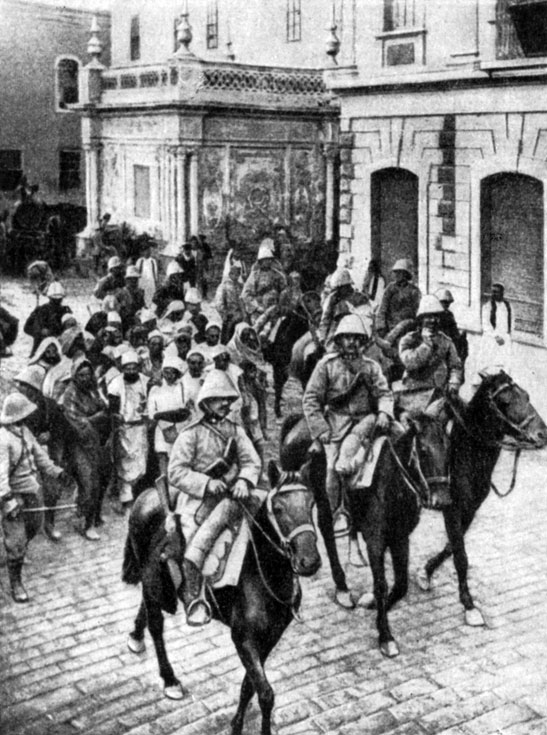 Арестованные  арабы   под   конвоем  итальянских   солдат в Триполи. Фотография. 1911 г.