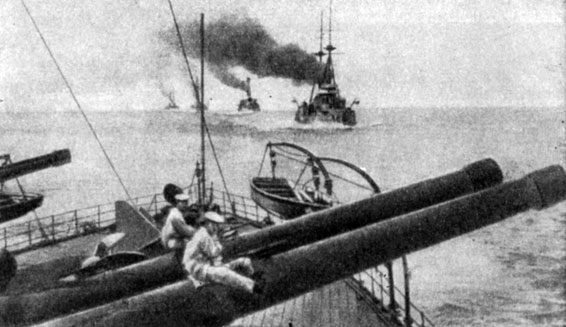 Японский флот перед Цзяочжоу. Фотография. 1914 г.
