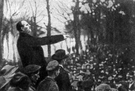 Выступление Карла Либкнехта на собрании спартаковцев. Фотография. 1916 г.