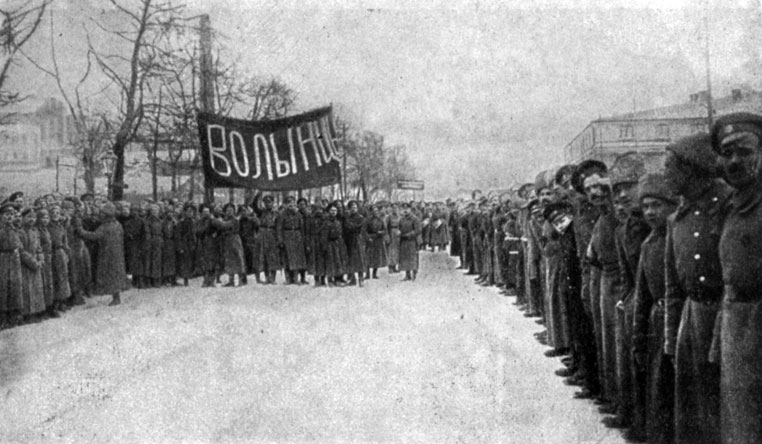 Волынский полк - один из первых полков, перешедших на сторону  революции. Фотография.   1917 г.