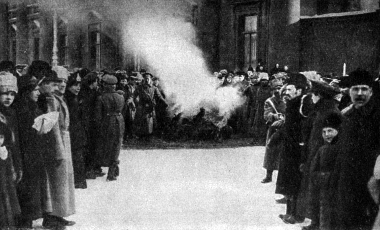 Сожжение царских эмблем у Аничкова дворца в Петрограде. Фотография. Февраль 1917 г.