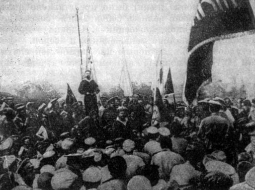 Выступление делегата балтийских моряков на митинге в Севастополе. Фотография. 1917 г.
