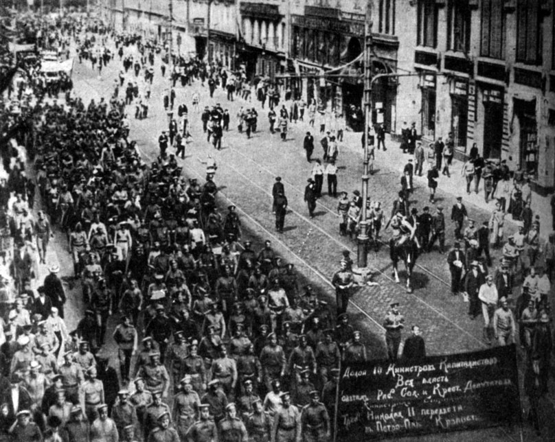 Демонстрация рабочих и солдат в Петрограде 18 июня 1917 г. Фотография.