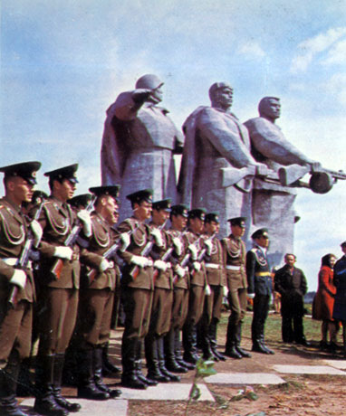 Почетный караул  у памятника  героям-панфиловцам