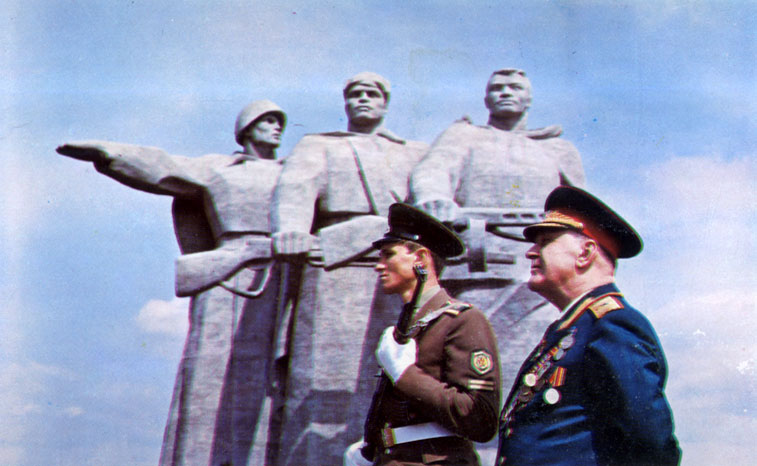 Память о подвиге. Ветеран-панфиловец В. М. Малкин у памятника героям