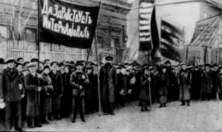 У здания Нарвского районного комитета большевиков перед выходом на демонстрацию. Петроград, 21 апреля 1917 г. 