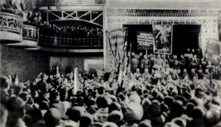 Делегация солдат петроградского гарнизона приветствует Всероссийский съезд крестьянских депутатов. Май 1917 г.