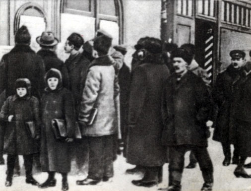 Жители Петрограда читают декреты Советской власти. 1917 г. 