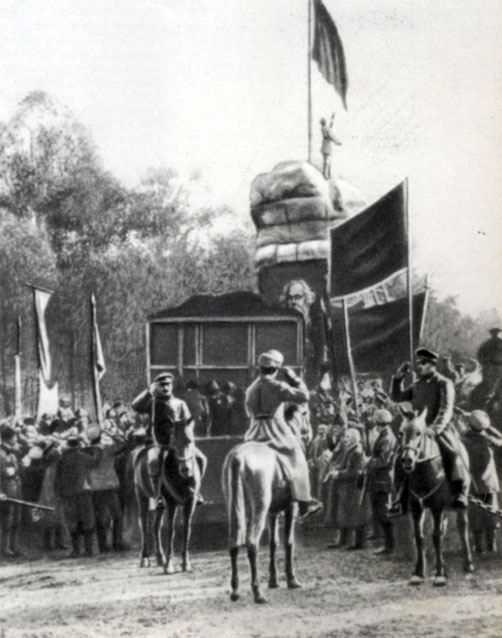 Поднятие Красного знамени в честь провозглашения Советской власти в Ташкенте. 1917 г. 