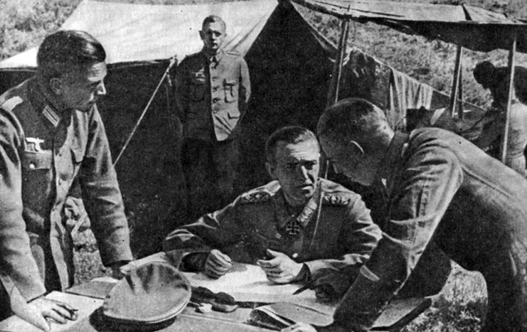 Командующий 6-й немецкой армией генерал Ф. Паулюс в штабе 76-й пехотной дивизии в районе Сталинграда