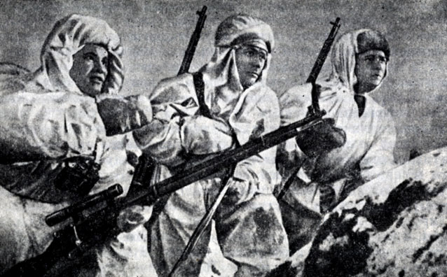 Снайперы сталинградского фронта. Слева - В.Г. Зайцев