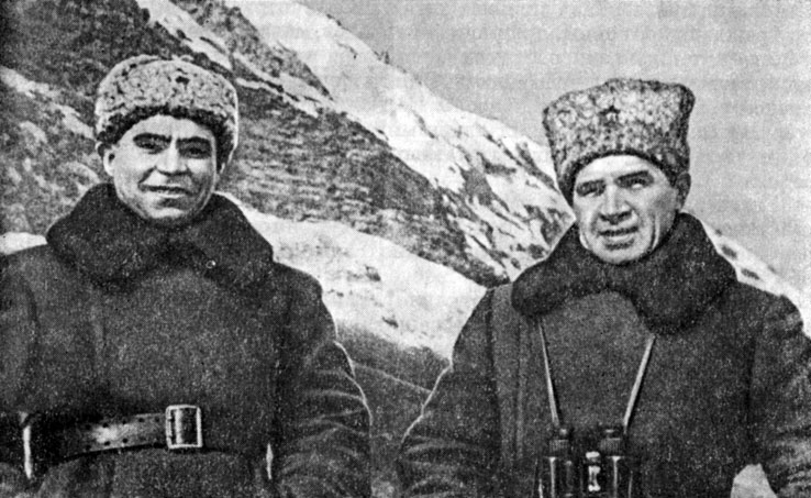  Командующий 62-й армией В.И. Чуйков (справа) и член военного совета армии К.А. Гуров (слева)