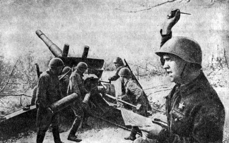 Расчет 152-мм орудия младшего лейтенанта Снигирева ведет огонь по врагу с левого берега Волги (Сталинград. Август 1942 г.)