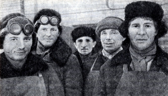 Группа рабочих одного из сталинградских заводов, изготовлявших бутылки с зажигательной смесью