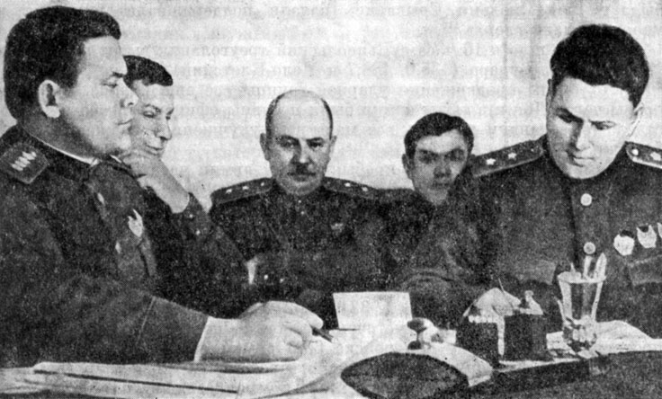 На заседании военного совета Юго-Западного фронта, слева направо: Н. Ф. Ватутин А. С. Желтов, С. А. Красовский, В. И. Вознюк, С. П. Иванов