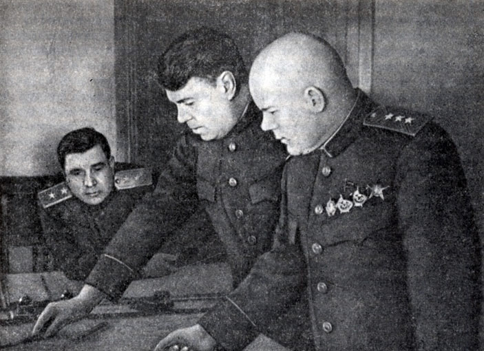 КП воронежского фронта, слева направо: Ф. Ф. Кузнецов, А. М. Василевский, Ф. И. Голиков