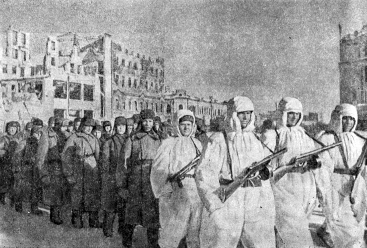 Воины 62-й армии на площади павших борцов