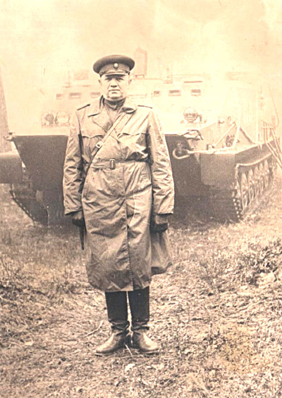 И.Л. Жебрунов в районе г.Ческе-Будеевице, 1968 год, у входа в полевой штаб дивизии