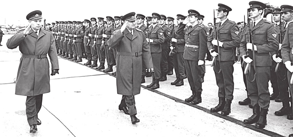 Слева Дзур Мартин - генерал армии, министр национальной обороны Чехословакии, правее Людвиг Свобода - президент ЧССР