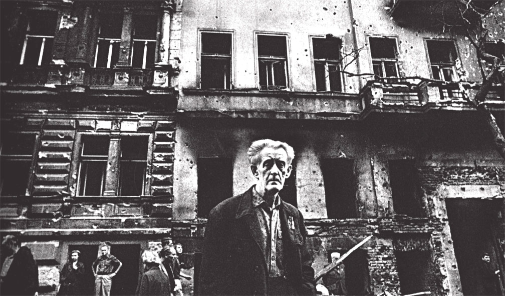 Из окон этого дома велся интенсивный огонь из пулеметов по солдатам Советской Армии