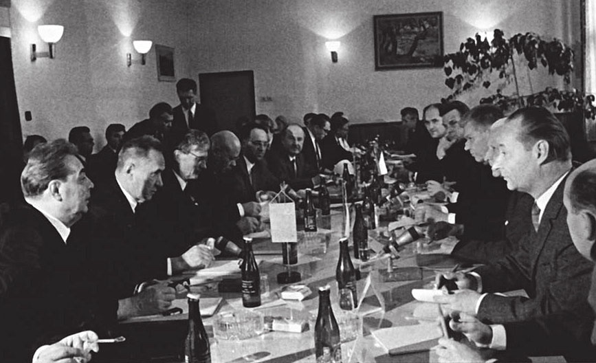 Члены правительства ЧССР во главе с А. Дубчеком на переговорах в августе 1968 года
