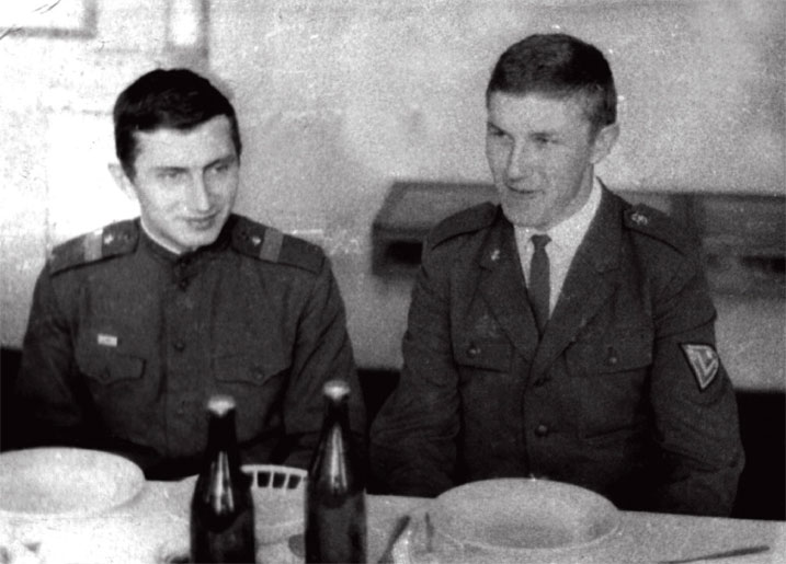 Октябрь 1968 года. Слева ст. сержант Погорелое В. (пп 45504) на встрече с солдатами Чехословацкой Народной Армии в г. Ческе-Будеевице