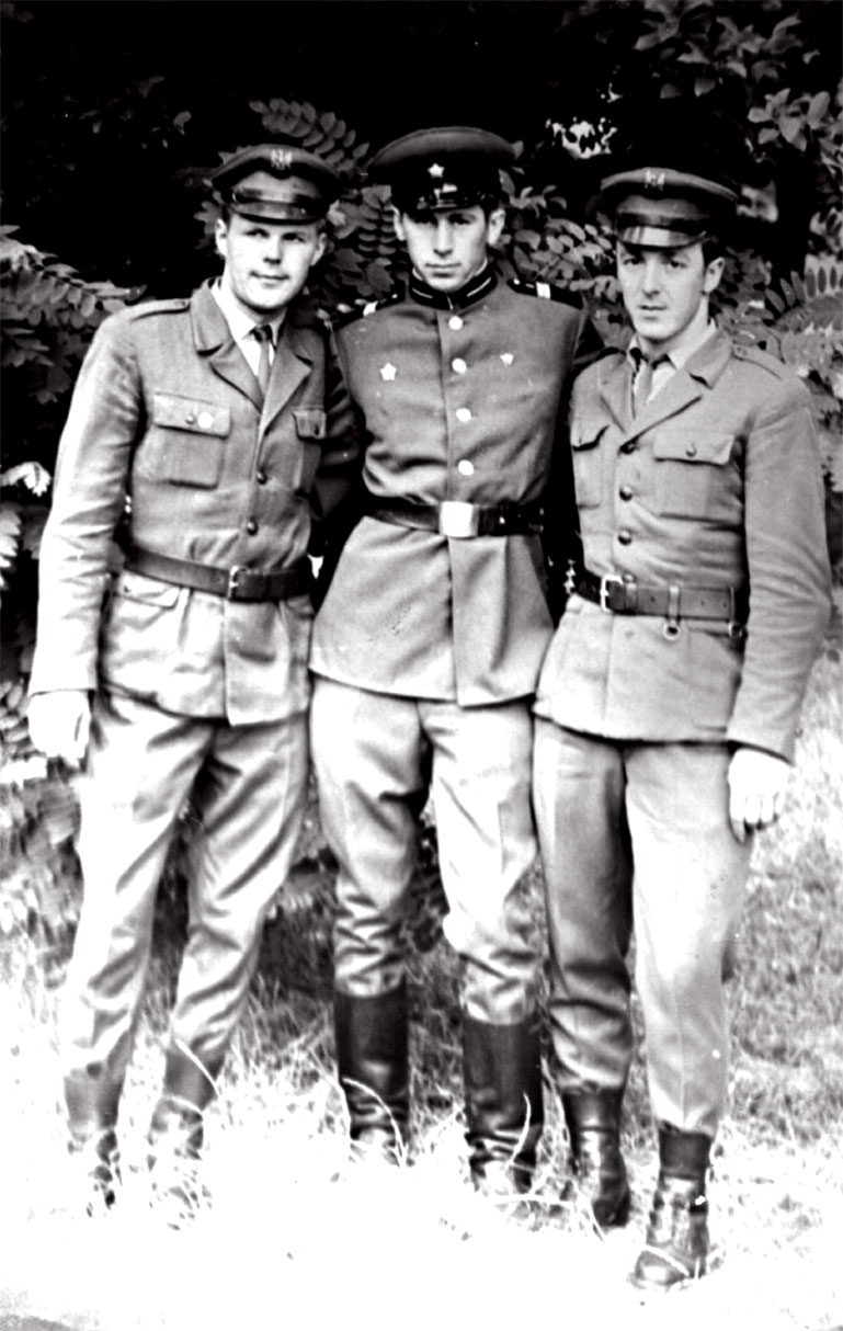 Младший сержант А.Солдатов (в/ч пп 45504) с военнослужащими Войска Польского в период завершения операции 'Дунай'