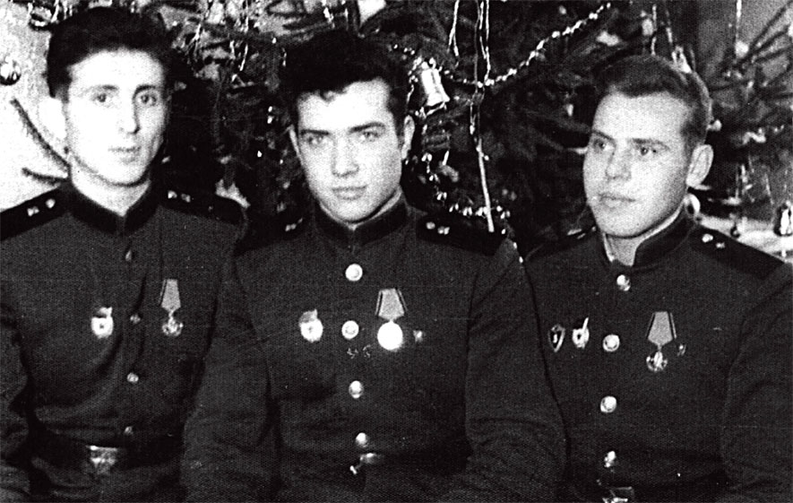 Владимир Яковлевич Басов (в центре) с сослуживцами