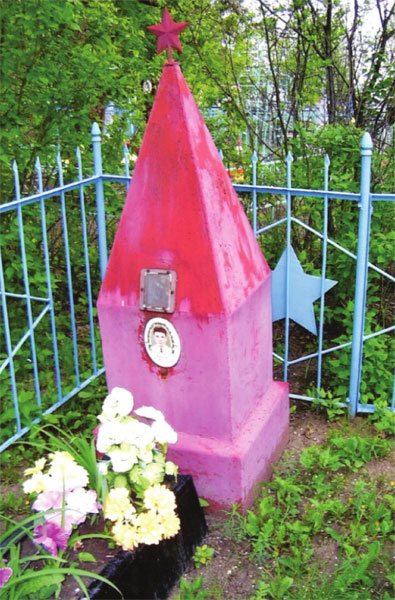 Обелиск, установленный на месте захоронения В.Я. Басова, на его родине в Курской области