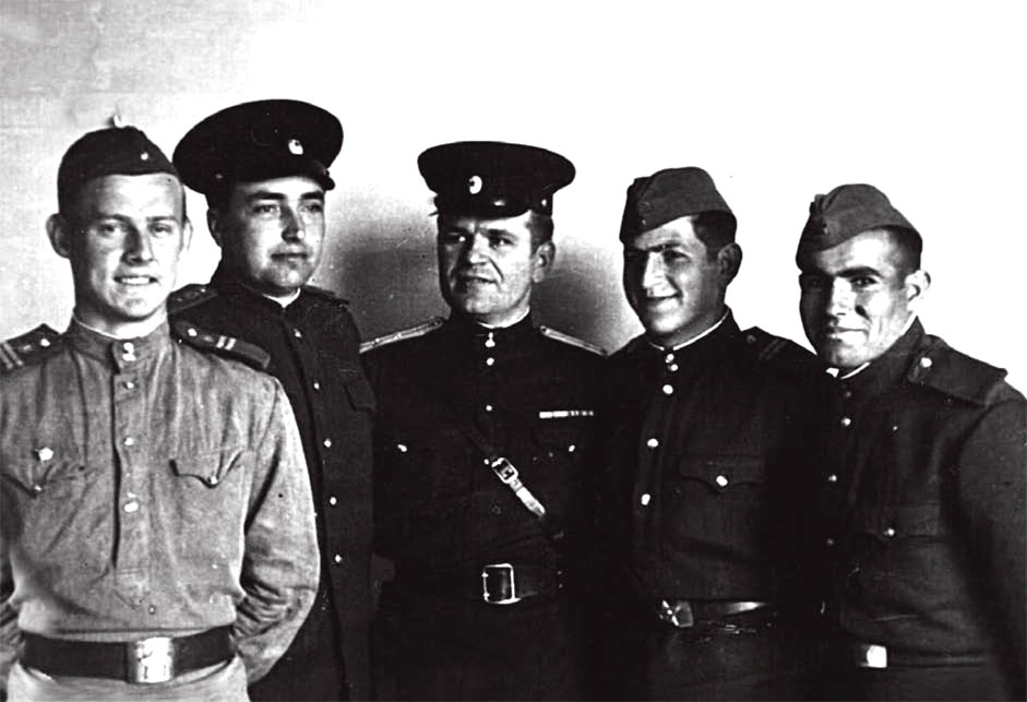 Крайний слева - Кочегура А.К., второй - капитан Лимарев В., третий - ст. лейтенант Майданников, четвертый - мл. сержант Лобян, пятый - рядовой Аракелян. Венгрия, 1956 год