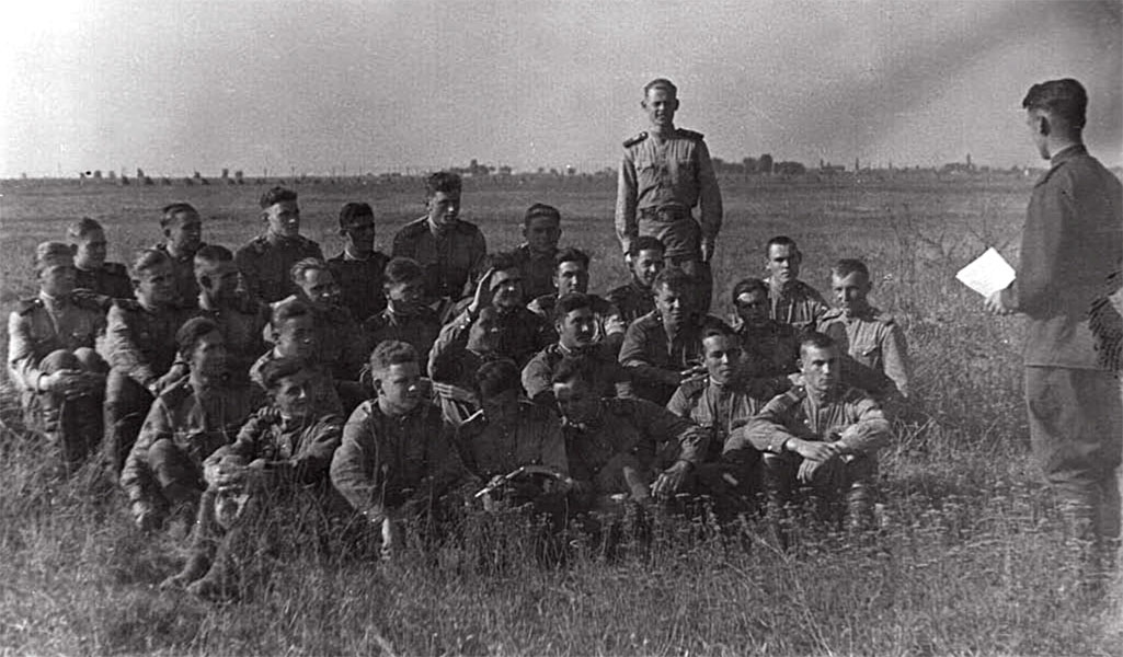 В последнем ряду стоит командир отделения мл. сержант Кочегура А.К. Венгрия, 1956 год, район г. Сегед