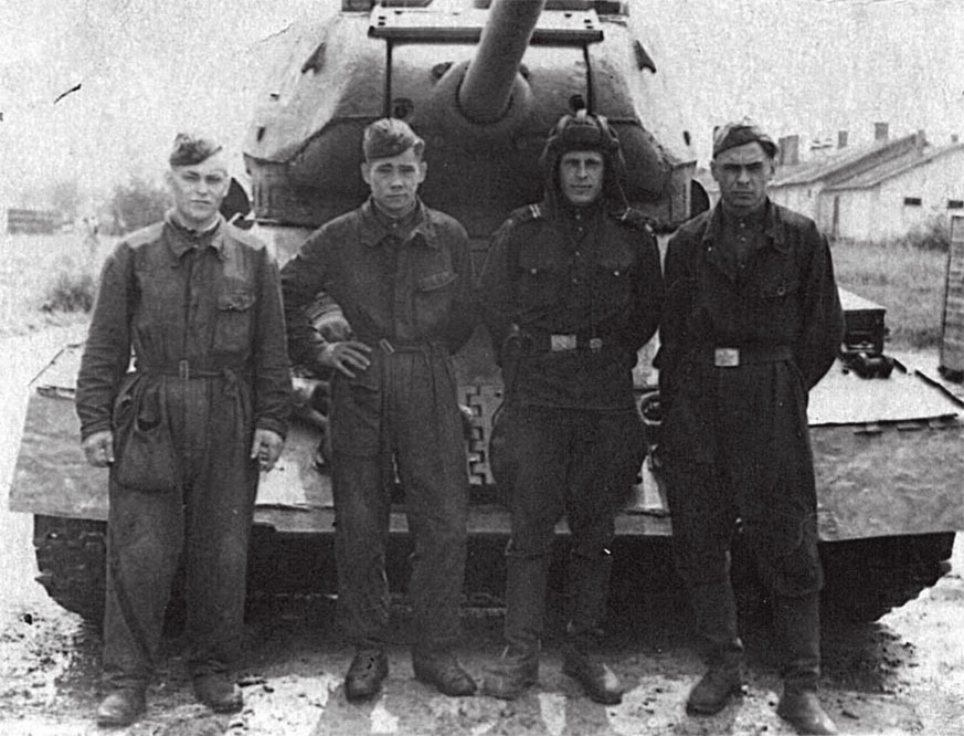 Экипаж машины боевой. Справа-налево: крайний - командир танка, 2-й механик - водитель Овчаренко А.И., 3-й заряжающий, 4-й-наводчик. (К сожалению, не установлены фамилии и имена). Австрия