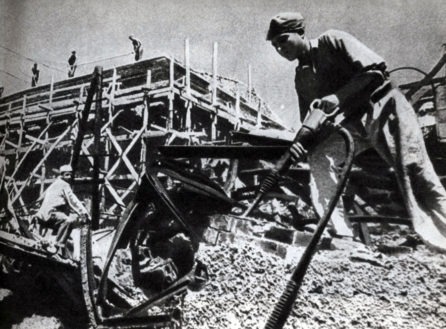 '21 июня 1941 г. Советские люди вдохновенно трудились на стройках и предприятиях.'