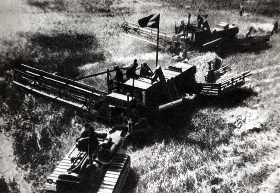 '21 июня 1941 г. Советские люди вдохновенно трудились на   колхозных полях.'