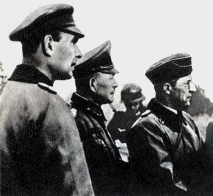 'Гитлеровский генерал Г. Гудериан (в центре) на наблюдательном пункте. Июнь 1941 г.'