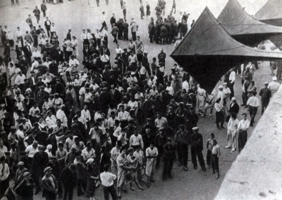 'Советские люди слушают правительственное заявление. 22 июня 1941 г.'