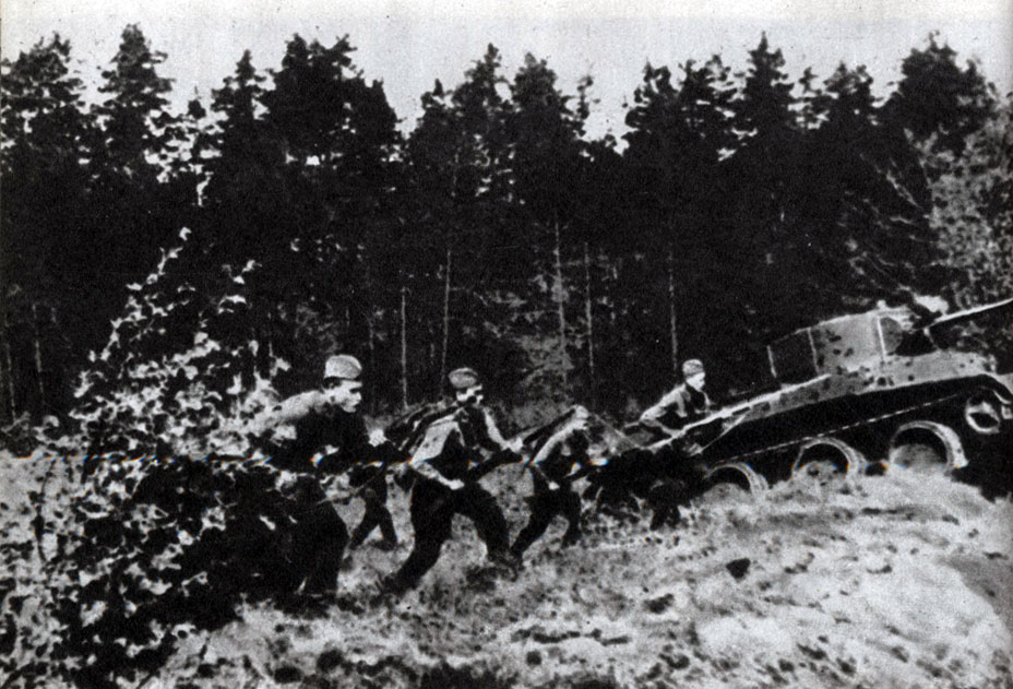 'Советские части, отражая натиск врага, переходили в контратаки. 1941 г.'