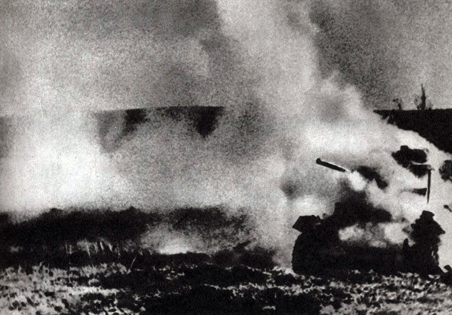 'Метко стреляли по врагу советские артиллеристы. Фашистский танк подбит. 1941 г.'