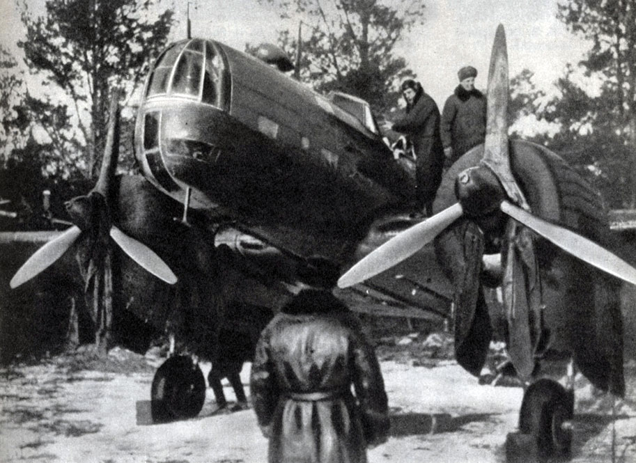 'Советские летчики готовятся к нанесению удара по тыловому объекту фашистской Германии. 1941 г.'