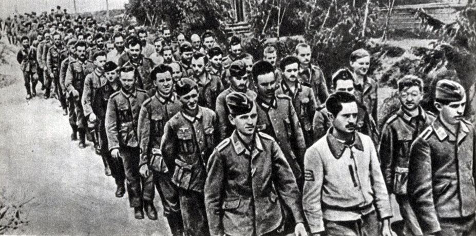 'Колонна фашистских солдат и офицеров, взятых в плен под Смоленском.  1941'