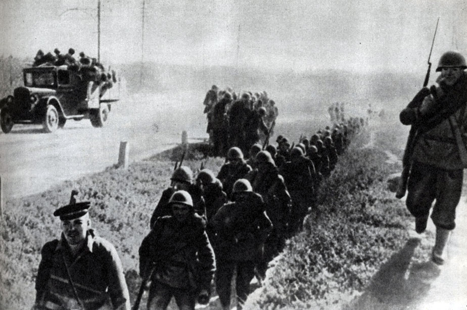 'Отряд моряков-черноморцев направляется на передовые позиции. Одесса,  1941   г.'