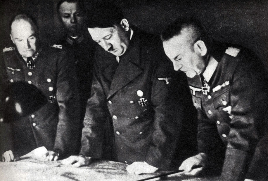 'Обсуждение   в   гитлеровской    ставке    хода   военных   действий    на   советско-германском фронте. Слева направо: В. Браухич, А. Гитлер, Ф. Гальдер. 1941  г.'