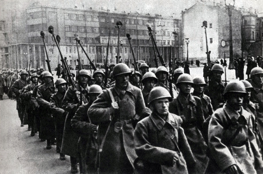'Батальоны, сформированные из москвичей, отправляются на фронт.  Осень  1941   г.'