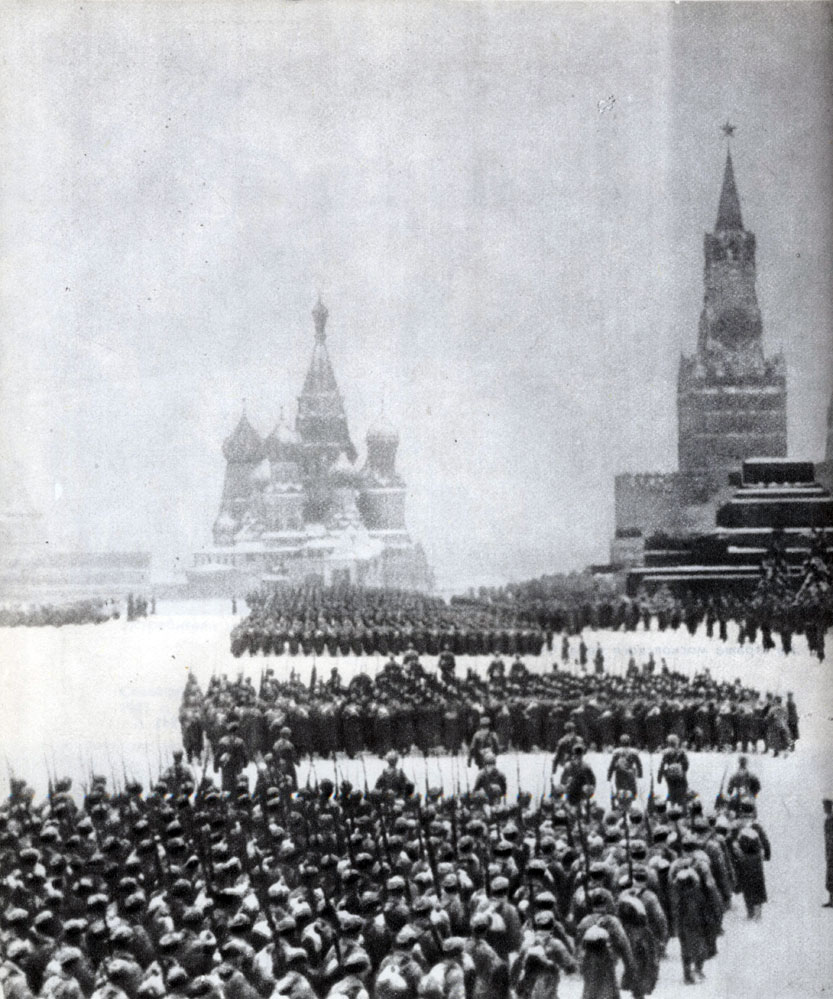 'Военный парад в Москве 7 ноября 1941  г. С Красной площади советские воины уходили на фронт'